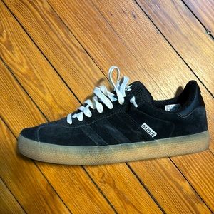 Adidas - Gazelle - Black suede w/ gum sole